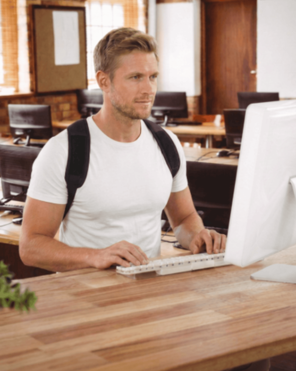 Person bär Hållningsstöd Stabil under arbete vid skrivbord - Stabil Posture