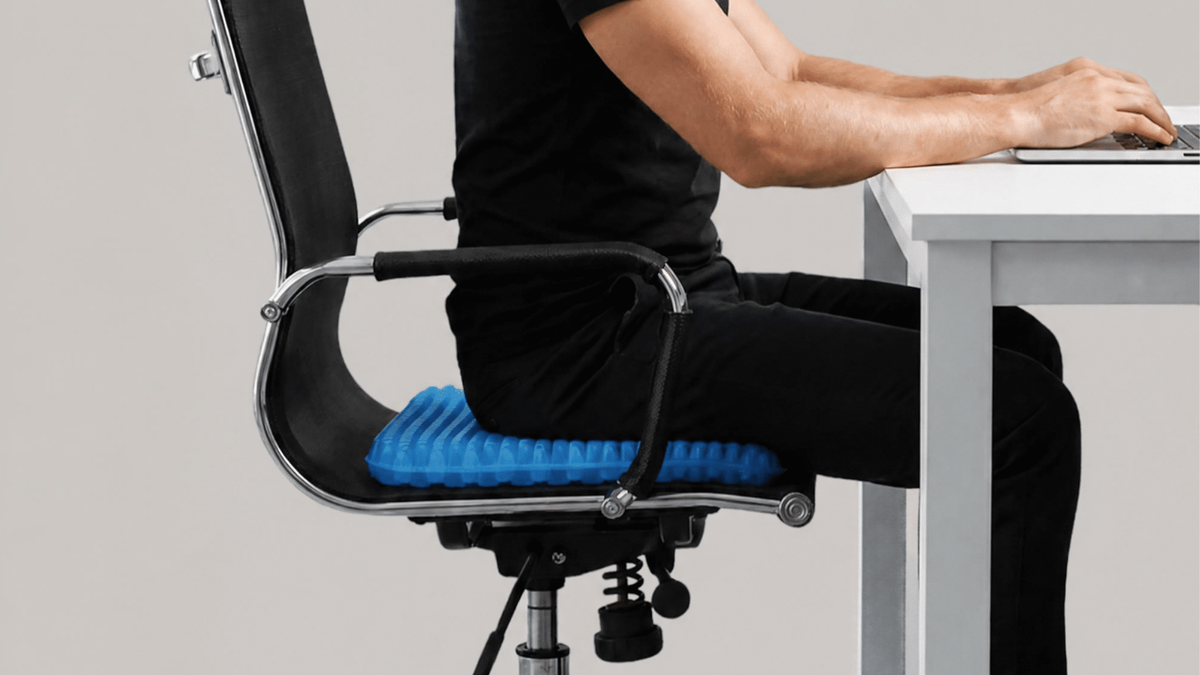 Produkter som gör sittandet bekvämare, på kontoret eller hemma. Hitta sittdyna, sittstöd, fotstöd och balansbräda, och välj det som passar din arbetsplats. - Stabil Posture